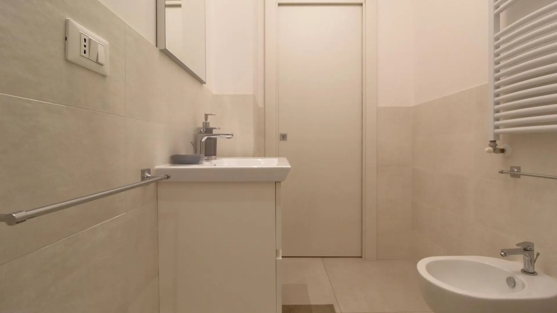 Your Home From Home - Milano Centrale 0*, Milan Italy